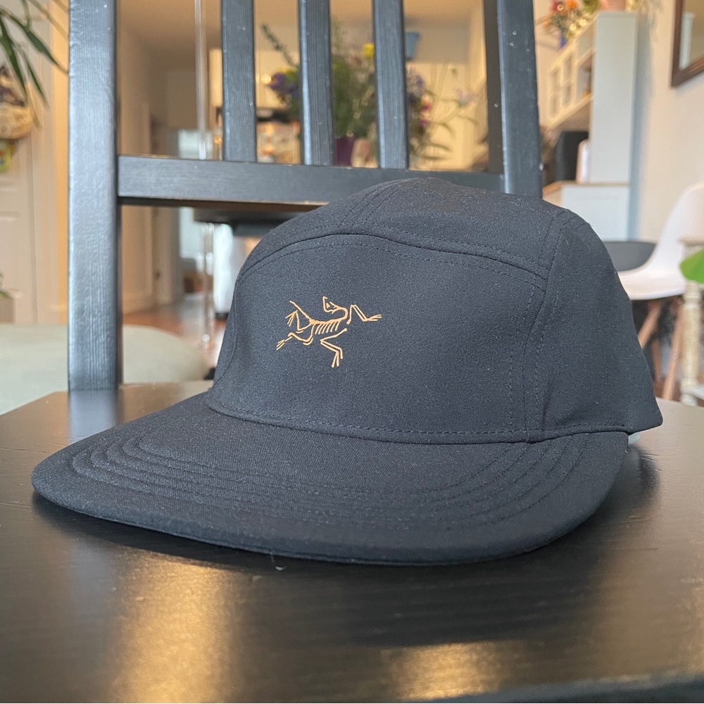 ARCTERYX CALIDUM 5 PANEL CAP IN BLACK ONE SIZE